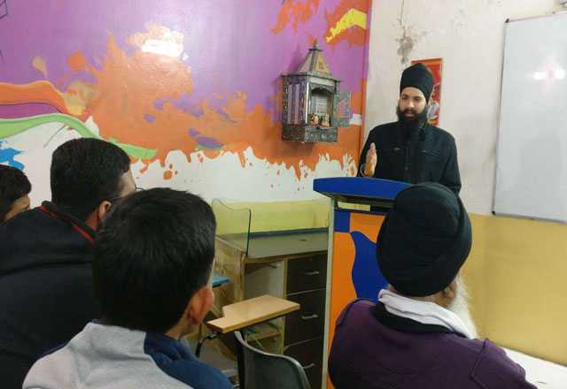 GG Alumini IITan Gurneet Singh answering Students Queries .-1500