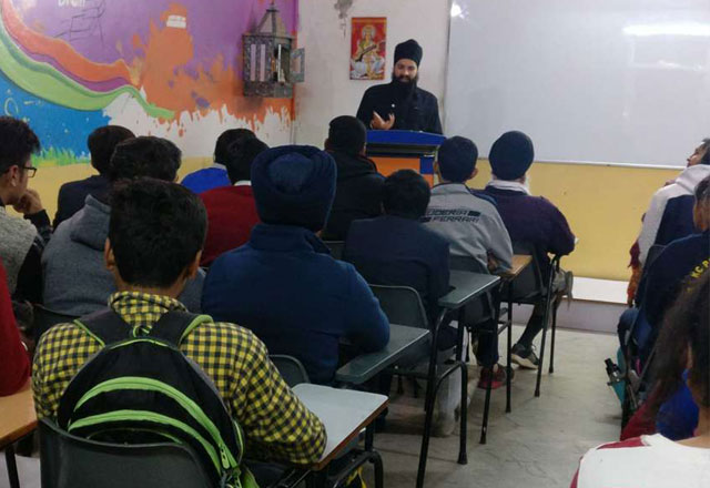 GG Alumini IITan Gurneet Singh interacting with students regarding JEE Preparation.-1500
